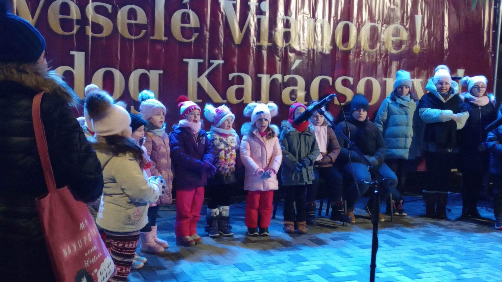 Vystúpenie detských folklórnych súborov na Vianočnom programe